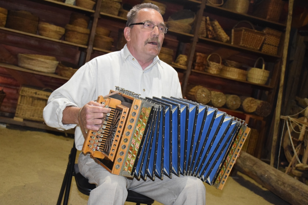 Ermoņikas saved kopā ar nākamo sievu