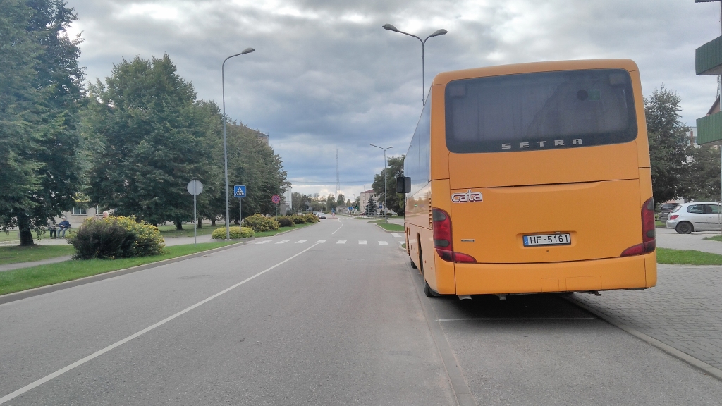 Pirms gājēju pārejas novietots autobuss apdraud gājēju drošību  (papildināts ar a.s."Cata" atbildi)