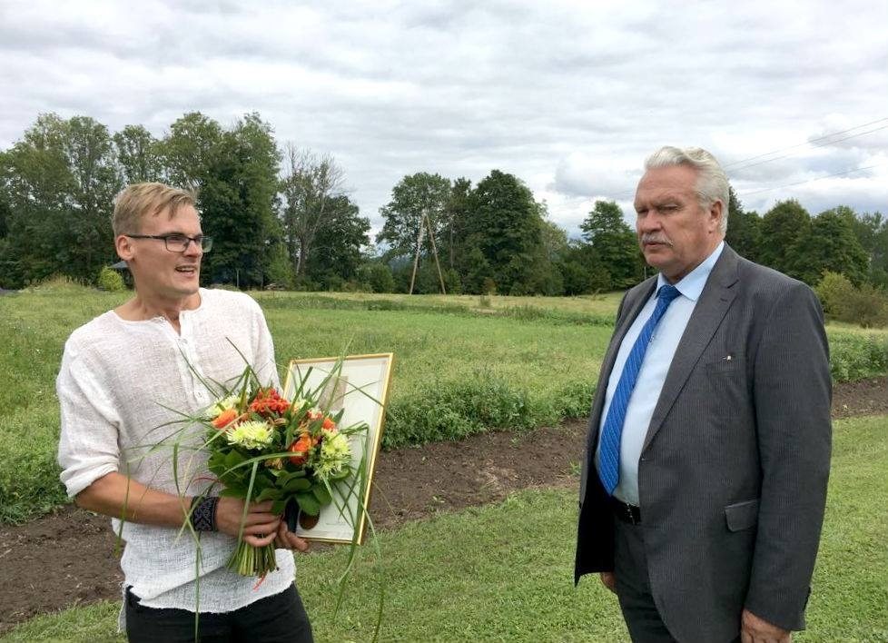 “Ragāres” saņem apbalvojumu