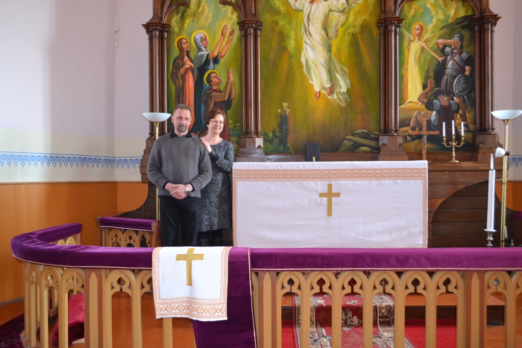 Baznīcai dāvina altārsegu