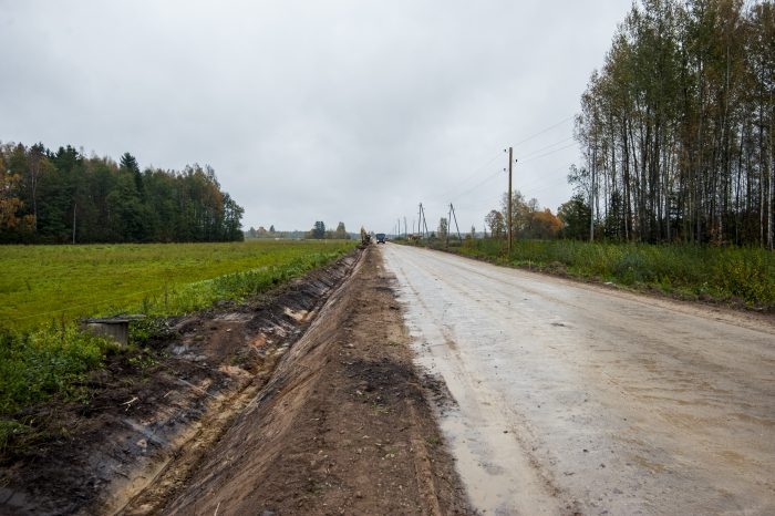 Autovadītāju ievērībai: šķīdoņa dēļ slēgti daži ceļi; atsākušies ceļu būvdarbi