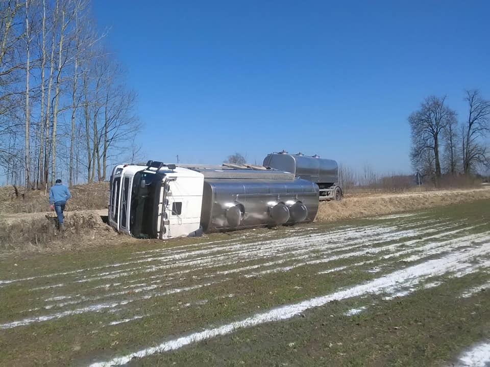 Kurmenē pienvedējs iegāžas grāvī