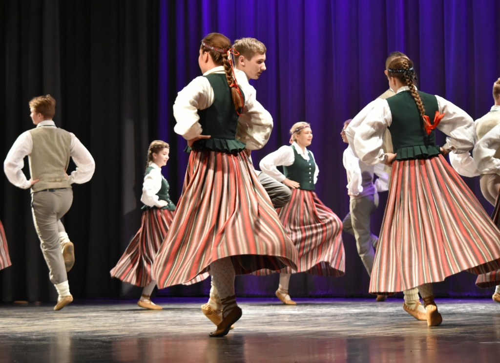 Skolēnu deju skatē Aizkrauklē