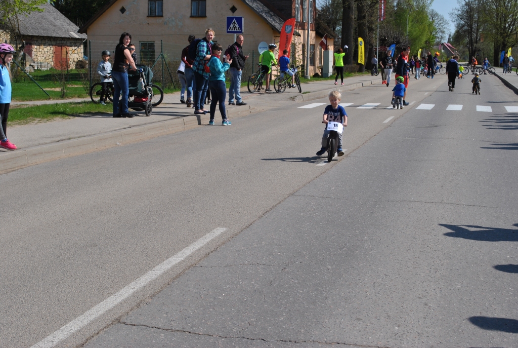 Velobrauciens joprojām “rullē”