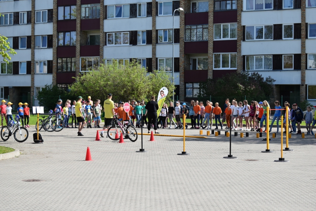 Jaunie velobraucēji demonstrē iemaņas