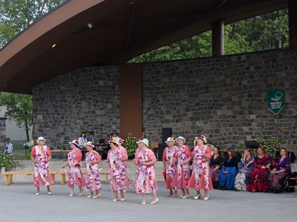 Foto no dāmu senioru deju kolektīvu festivāla “Jasmīnziedu skurbumā”