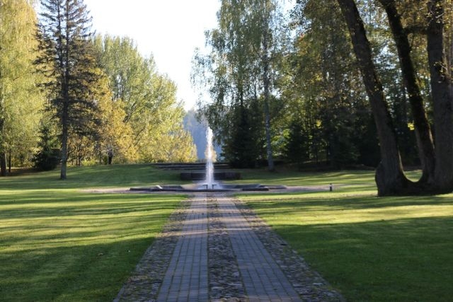 Vokālā grupa "Tikai tā" un tās draugi aicina uz dabas koncertzāli Skrīveru dendroloģiskajā parkā!