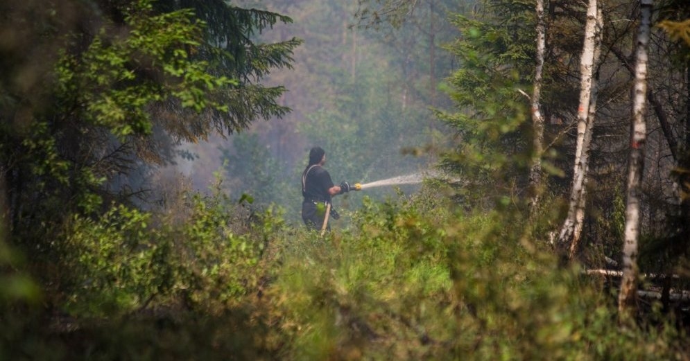 Aizdomas par tīšu dedzināšanu ārpus Valdgales ugunsgrēka perimetra