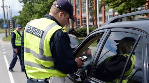 Jaunjelgavā auto sadursmē cieš četri cilvēki; Koknesē uzbrauc velosipēdistam