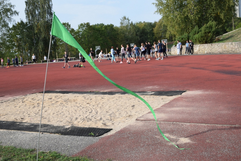 Aizkraukles skolēni ar karoti nes ūdeni, ceļ torņus un makšķerē bumbiņas