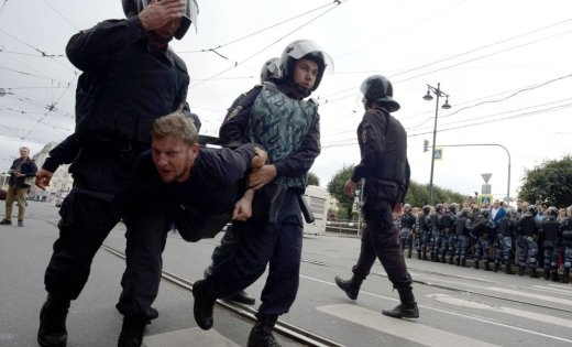 Krievijā protestos pret pensiju reformu piedalījušies līdz 80 000 dalībnieku; aizturēti vismaz 800 cilvēki