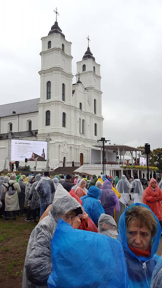 Aglonā pāvestu Francisku sagaida ar gavilēm