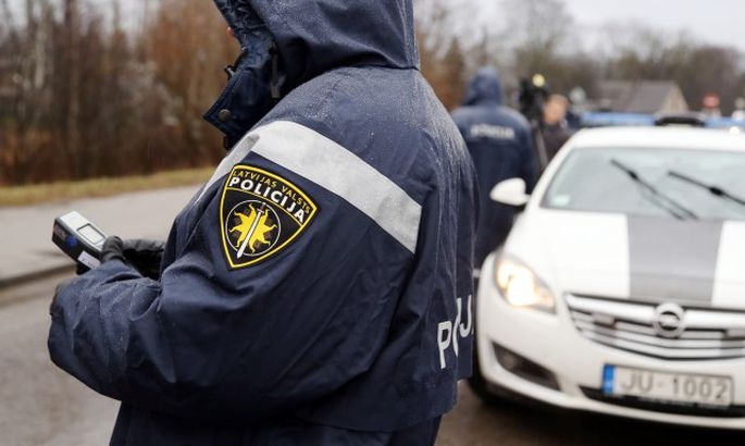 Naktī brauc reibumā, taču apstādina policija