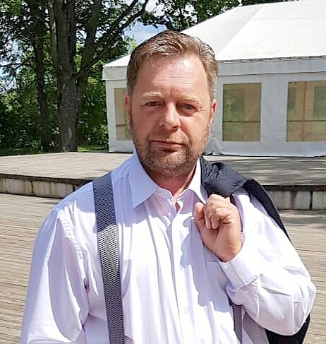 Pēc 25 gadiem satiekas ar pirmo darbu