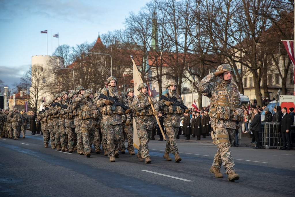 Piedalās simtgades militārajā parādē