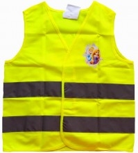 Tumsā gājējs bez vestes vai gaismas elementiem nav redzams!