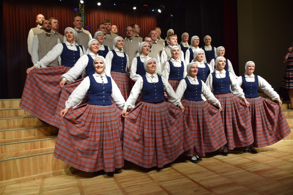 “Radi” izrāda jaunos tautastērpus