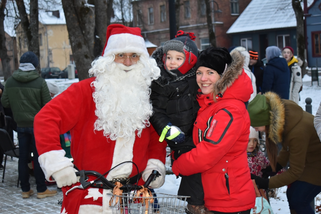 Ziemassvētku vecītis kamaniņas nomaina ar velosipēdu