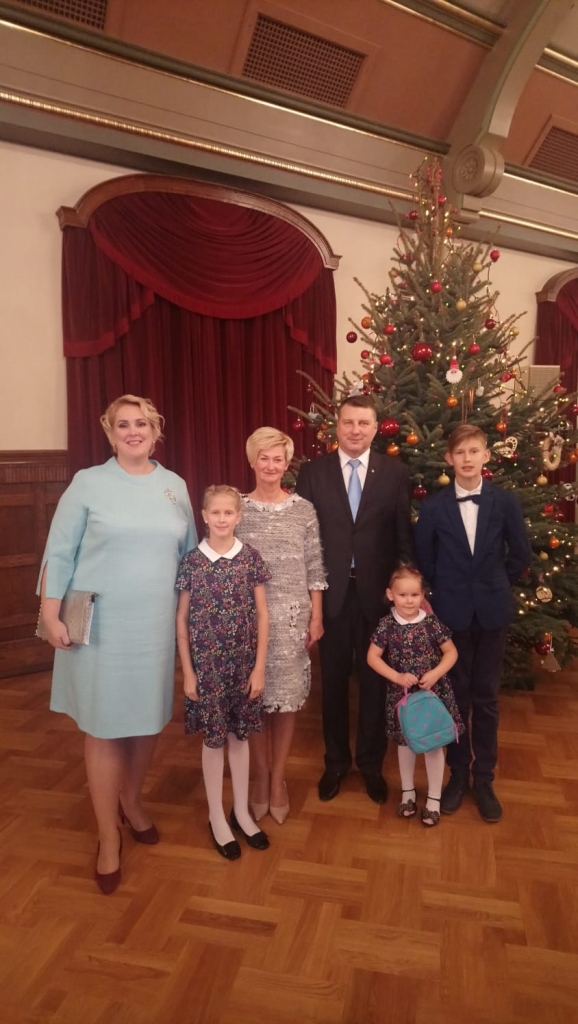 Kopā ar Valsts prezidentu iededz svētku egli