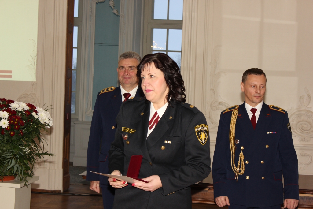Apbalvo policijas darbiniekus un zīmējumu konkursa uzvarētājus