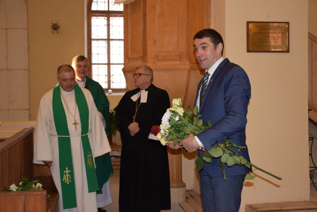 Pasniedz augstāko baznīcas apbalvojumu