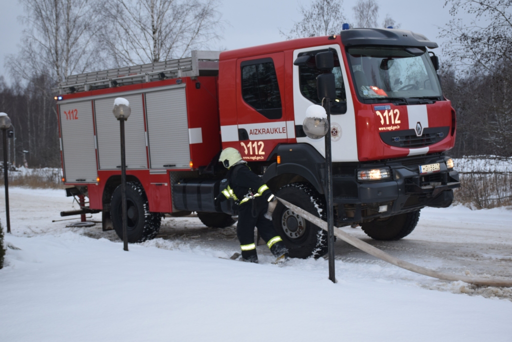 Secē garāžā sadeg Jaunjelgavas novada domes automašīna (papildināts)