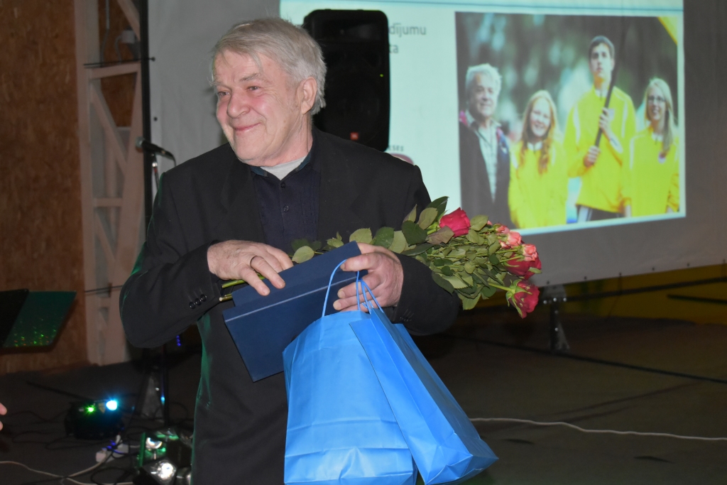 Balvu par mūža ieguldījumu pasniedz trenerim Igoram Lullem