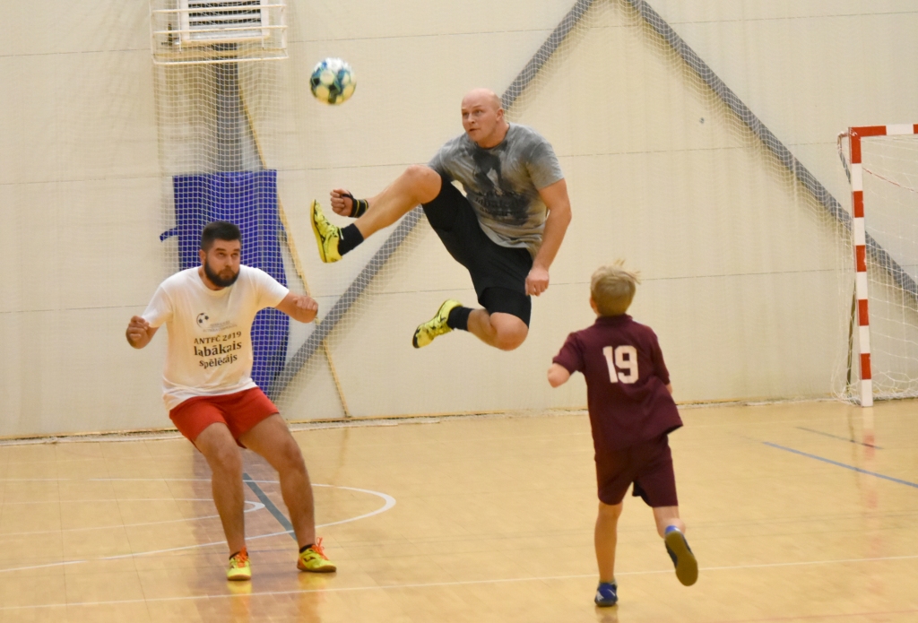 Skrīverieši triumfē futbola čempionātā