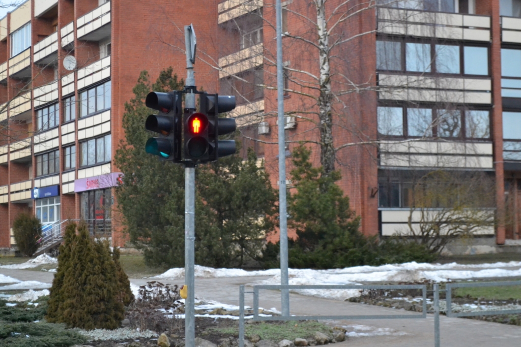 Septiņas sievietes pieķertas, Aizkrauklē šķērsojam ielu pie sarkanā luksofora signāla