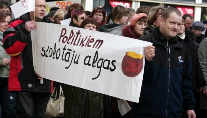 Naudu pedagogu algu celšanai sola atrast līdz maija vidum; LIZDA joprojām pieļauj streiku