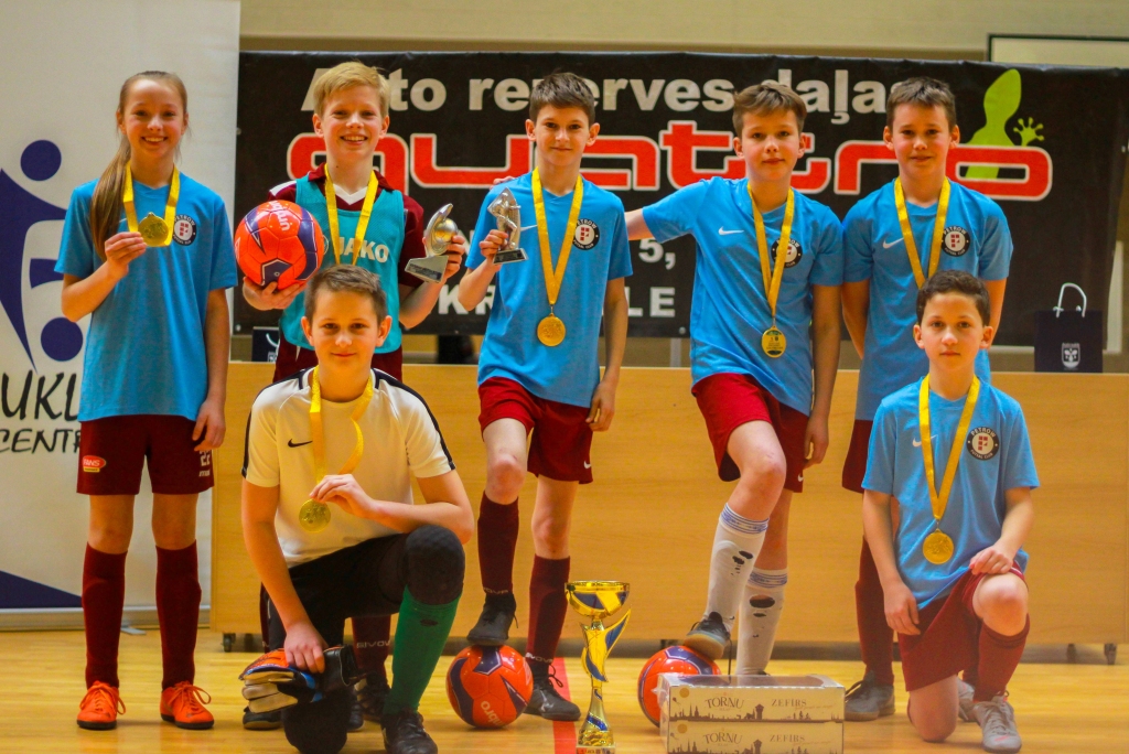 “Pingvīni” uzvar telpu futbola čempionātā