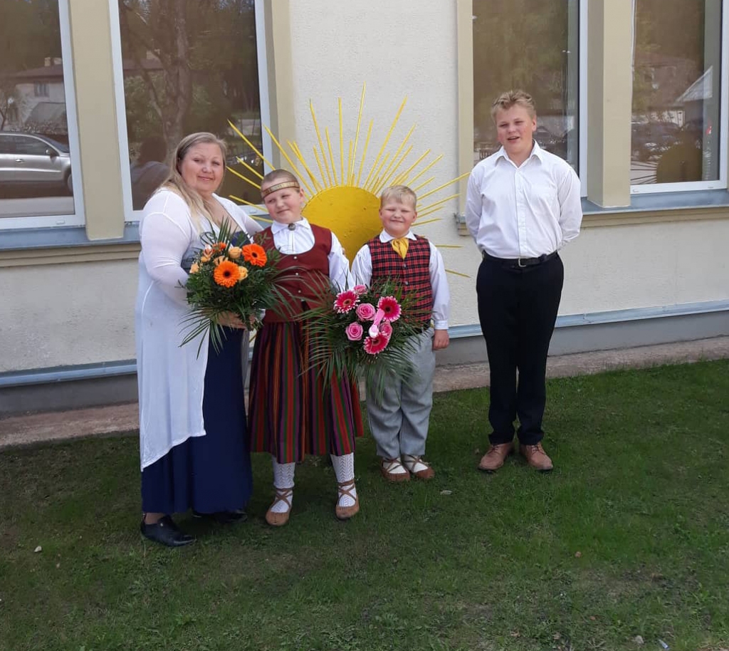 Seši saldējumi, seši smaidi un seši apskāvieni