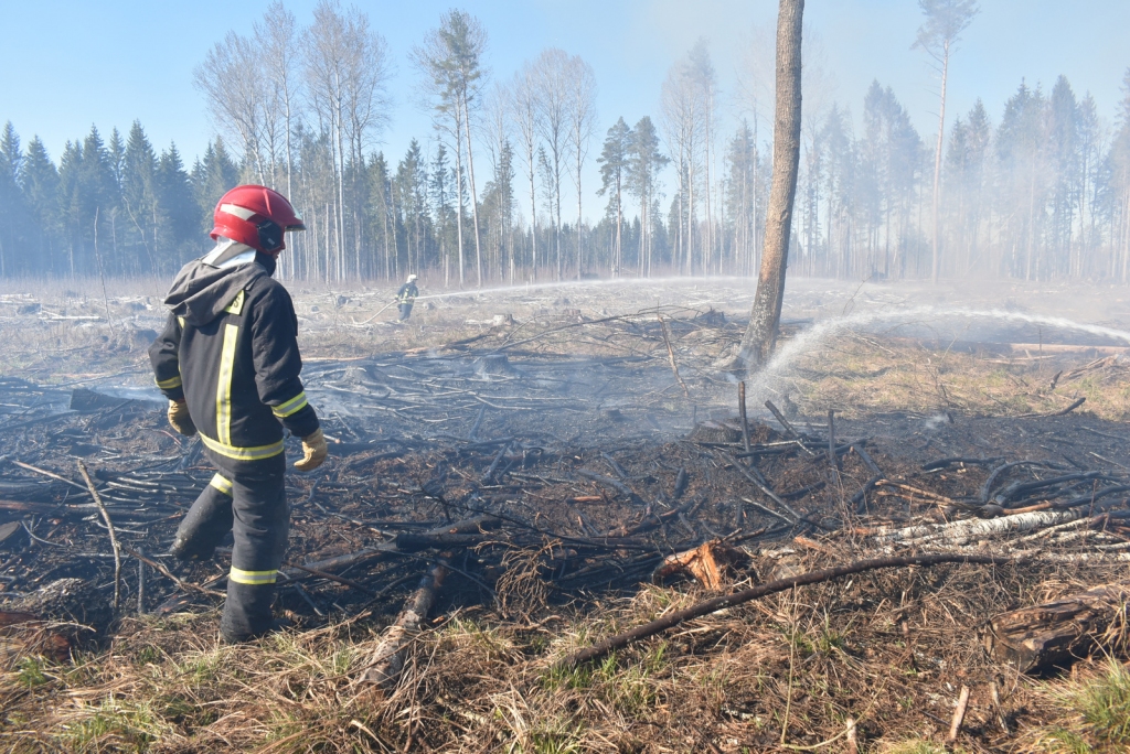 Aizkraukles ugunsdzēsēji glābēji palīdz kaimiņiem