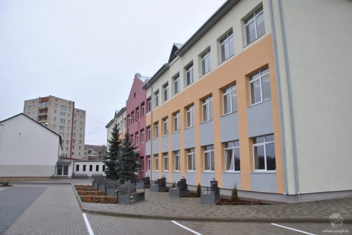 Skolas piebūve Draudzības krastmalā kavējas