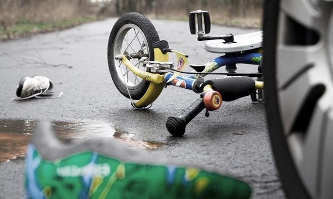 Koknesē mazgadīgs velosipēdists izraisa sadursmi ar automašīnu