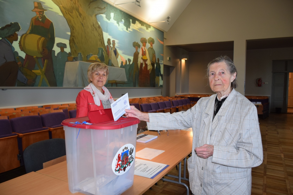 Vēlētāji izmanto iespēju balsot iepriekš