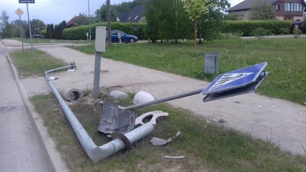 Automašīna notriec stabu un zīmi “Gājēju pāreja”