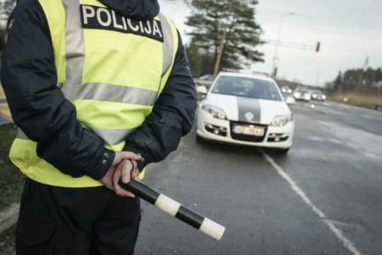 Nepilngadīgais brauc bez tiesībām un bez auto tehniskās apskates