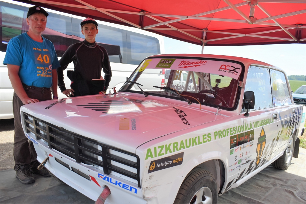 Topošais automehāniķis uzbūvē sev sacīkšu auto