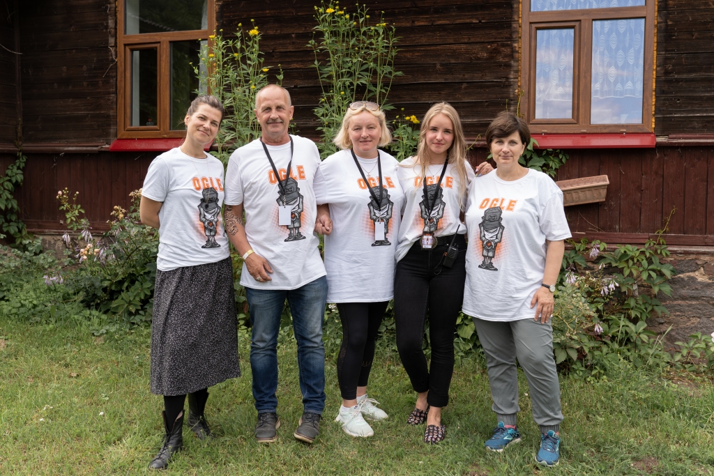 “Ogle” aizdedzina ugunskuru sirdīs