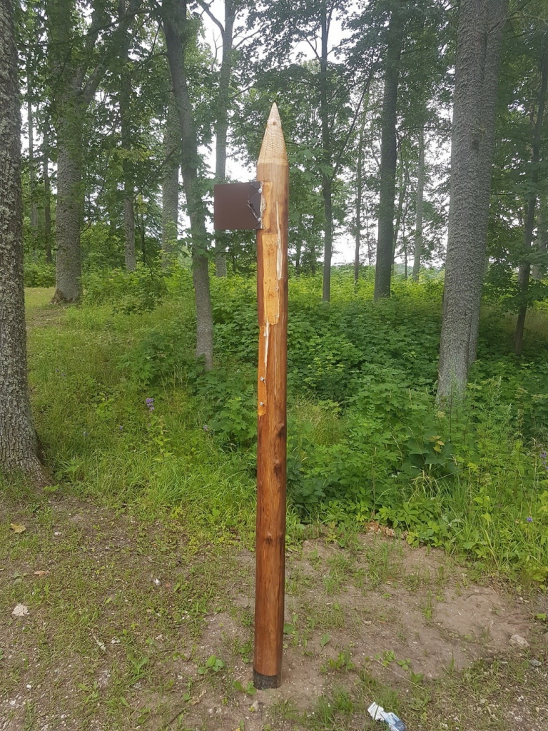 Kokneses parkā norautas norādes zīmes