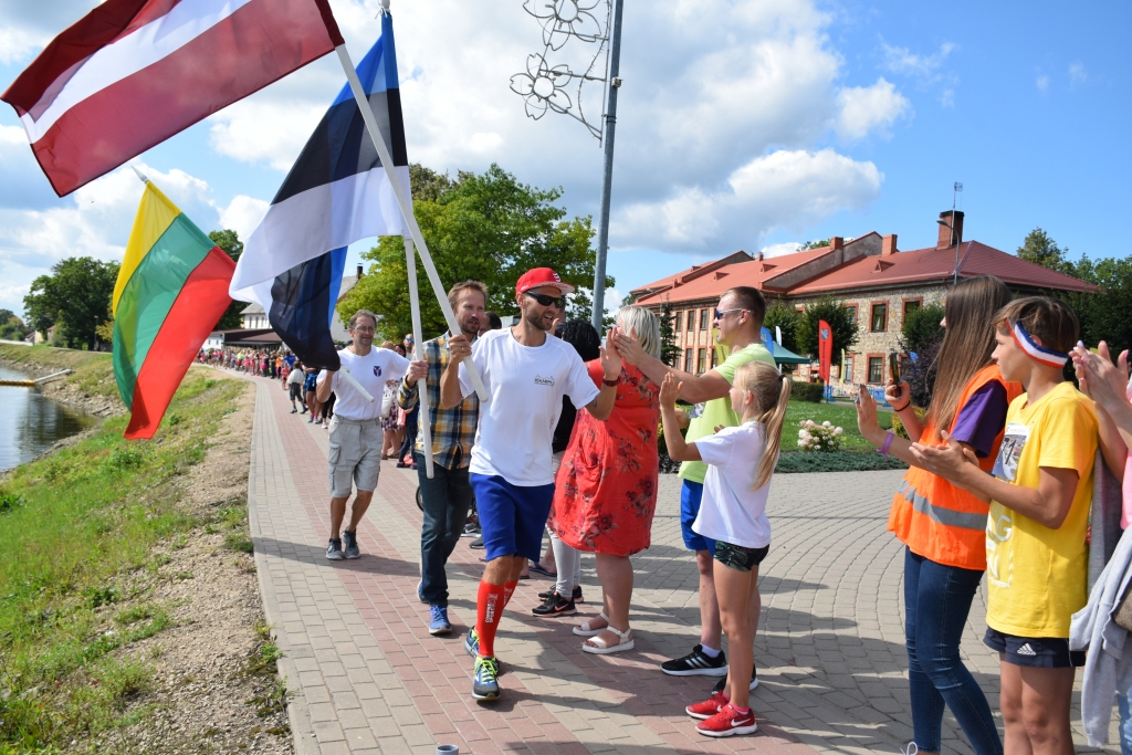 Baltijas ceļā skrien un nūjo pusmaratonā