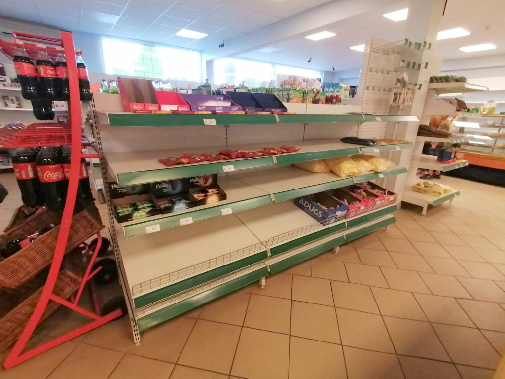 Seces vienīgajā veikalā pustukši plaukti