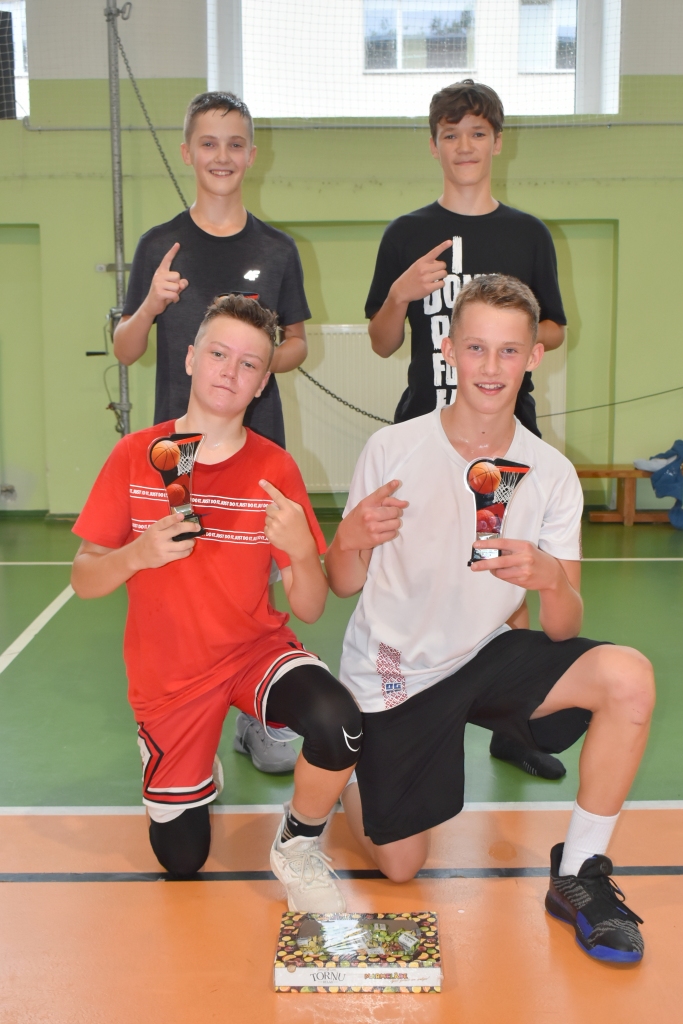 Turnīrā uzvar “Latvieši”