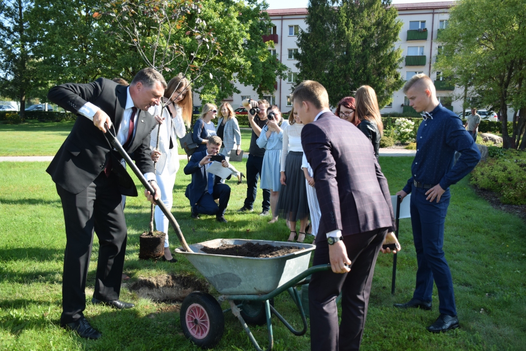 Uz skolu ar ziediem,  prieku un laba vēlējumiem