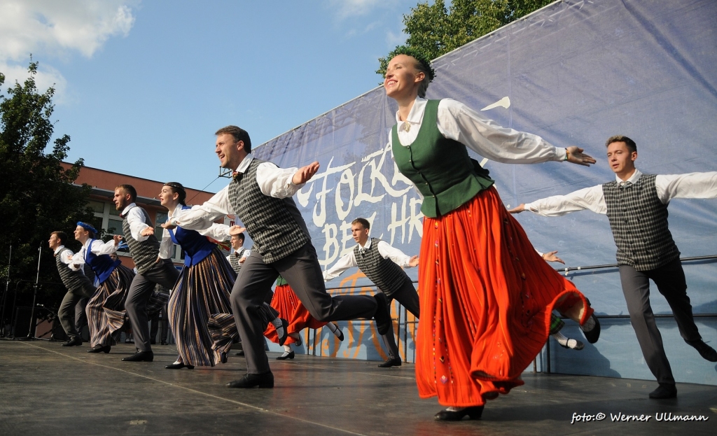 Dejo skatītāju ovāciju pavadībā