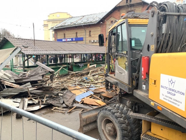 Sākti kiosku demontāžas darbi Rīgas Centrāltirgus teritorijā