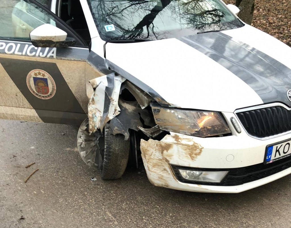 Bēgošs autovadītājs taranē policijas automašīnu