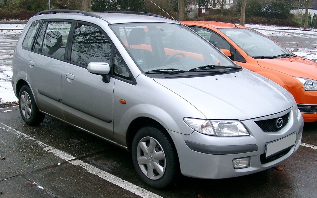 Aizkrauklē nozog automašīnu Mazda Premacy