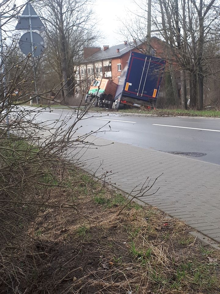 Skrīveros ietriecas laternas un elektrolīnijas stabos